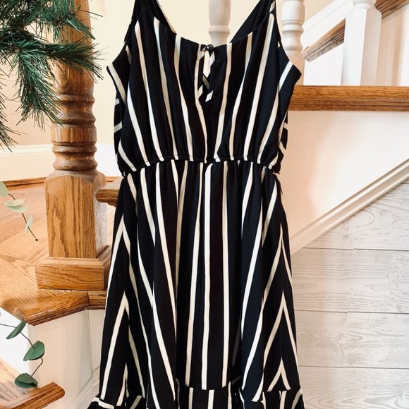 Striped Ruffled Romper - Picture 5 of 7
